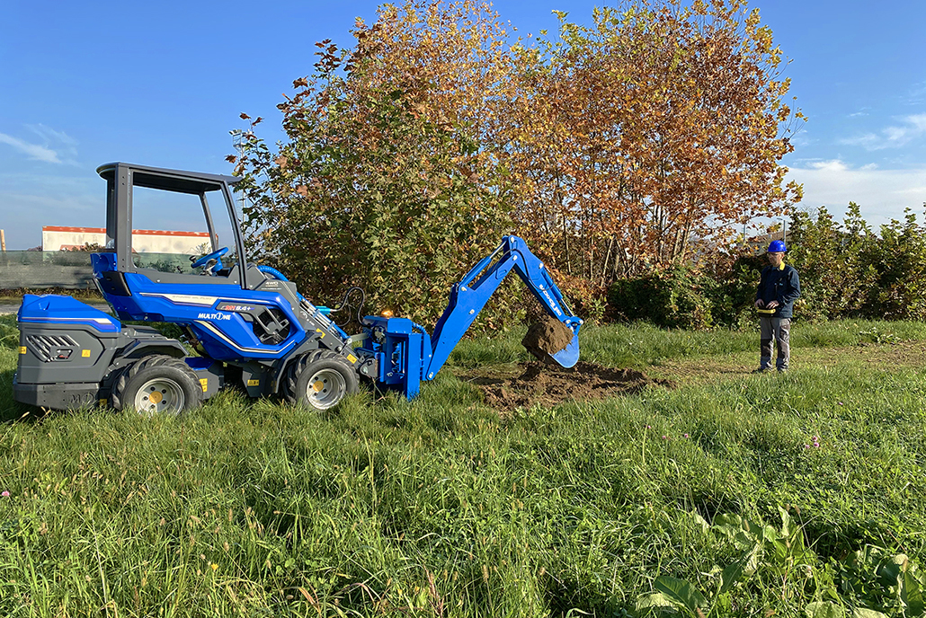 Radio controlled backhoe 01