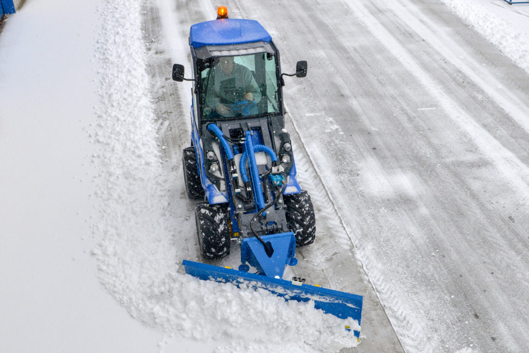 series 6 miniloader with snow blade in action seen from above