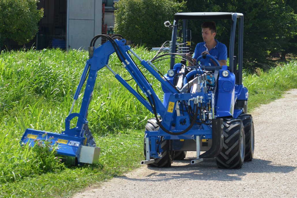 Side boom with flail mower DZ1